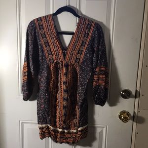 Umgee woman’s 3/4” elastic sleeved v-neck tie in back lace trim tunic size Small